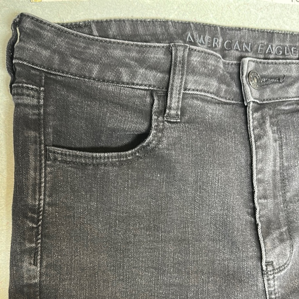 ☀️ JEANS SALE ☀️ American Eagle FADED BLACK ripped knee style FRAYED HEM stretch